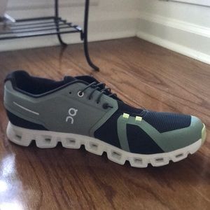 Never worn! On Cloud mens - size 12